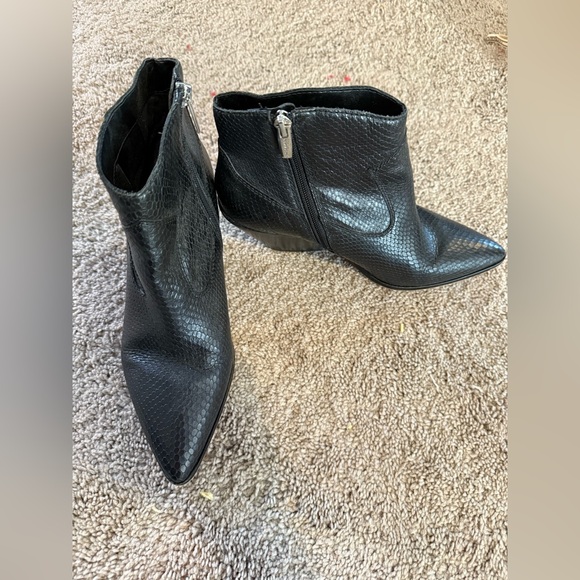 👢Vince Camuto Snake Embossed Pointed Toe Bootie - Size 8.5 - Picture 10 of 12